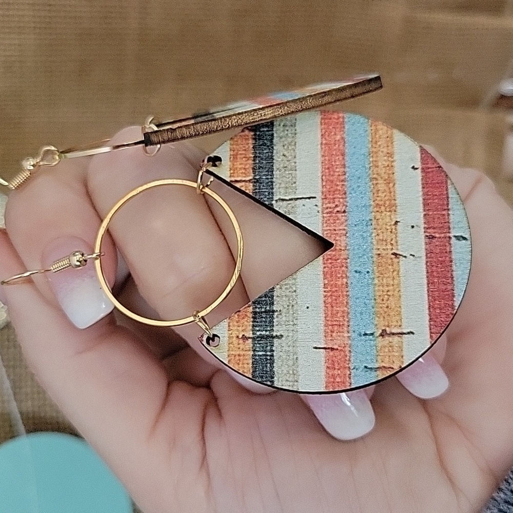 🔥LAST PAIR🔥 DISTRESSED BEACH RETRO STRIPE DROP EARRINGS - Picture 4 of 7